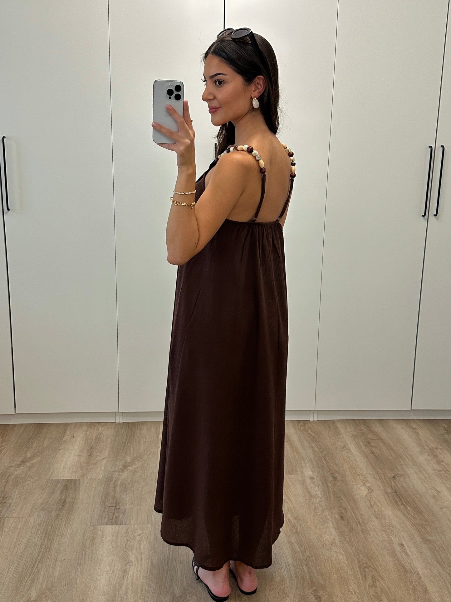 Kailany | elegantes Midikleid, verziert mit Perlen.