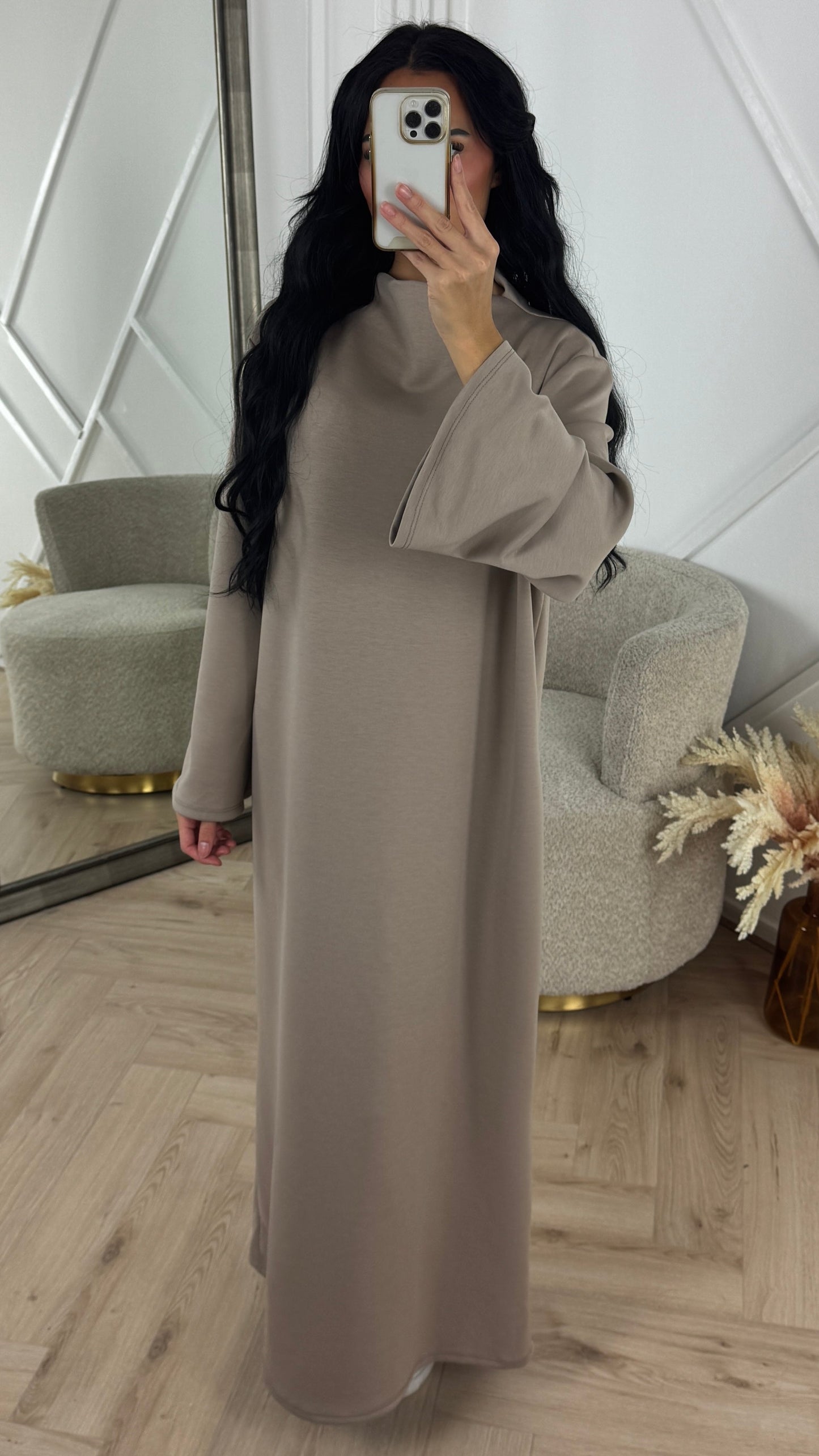 Zusila | Minimalistische Maxikleid mit weiten Ärmeln