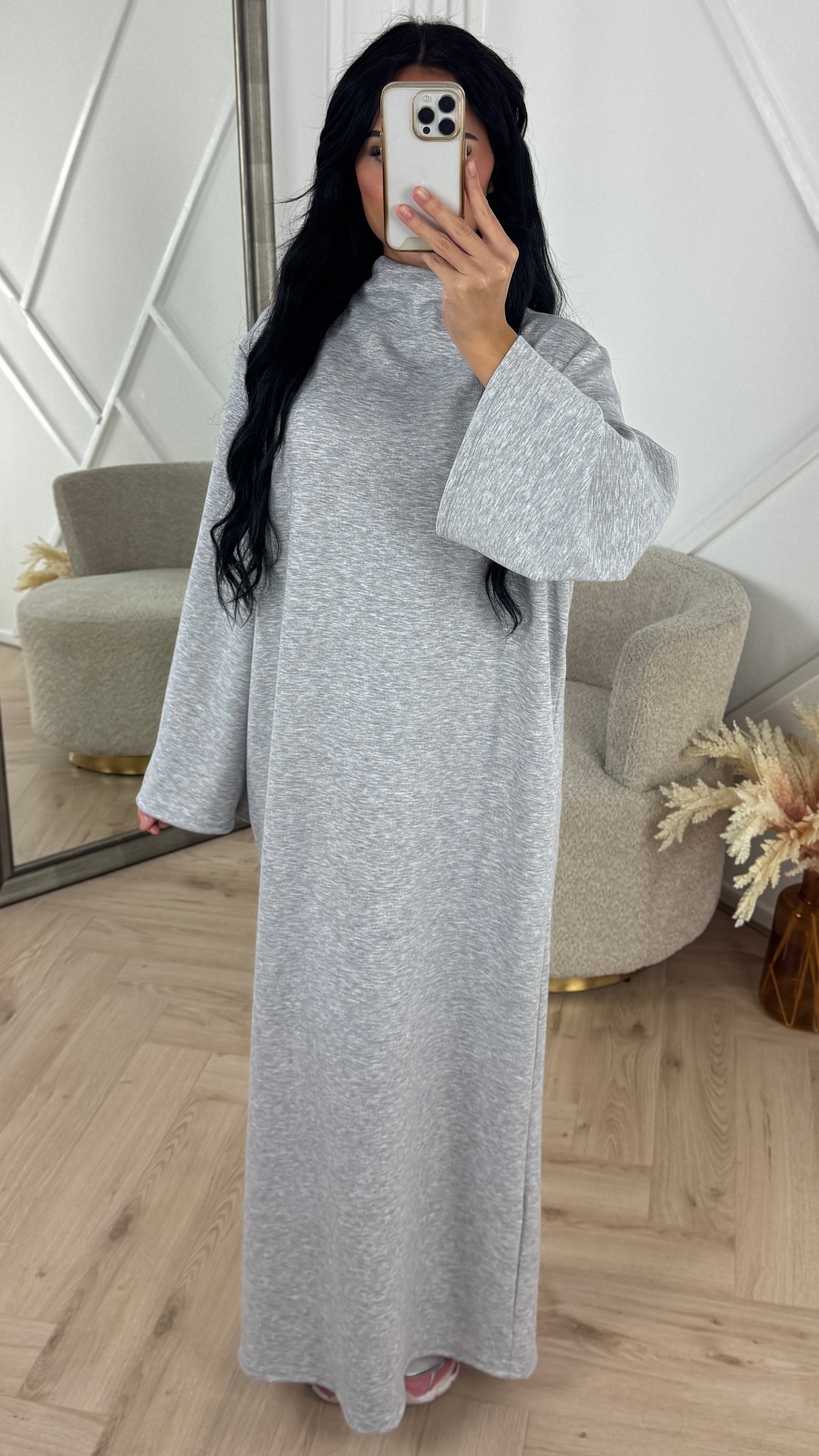 Zusila | Minimalistische Maxikleid mit weiten Ärmeln