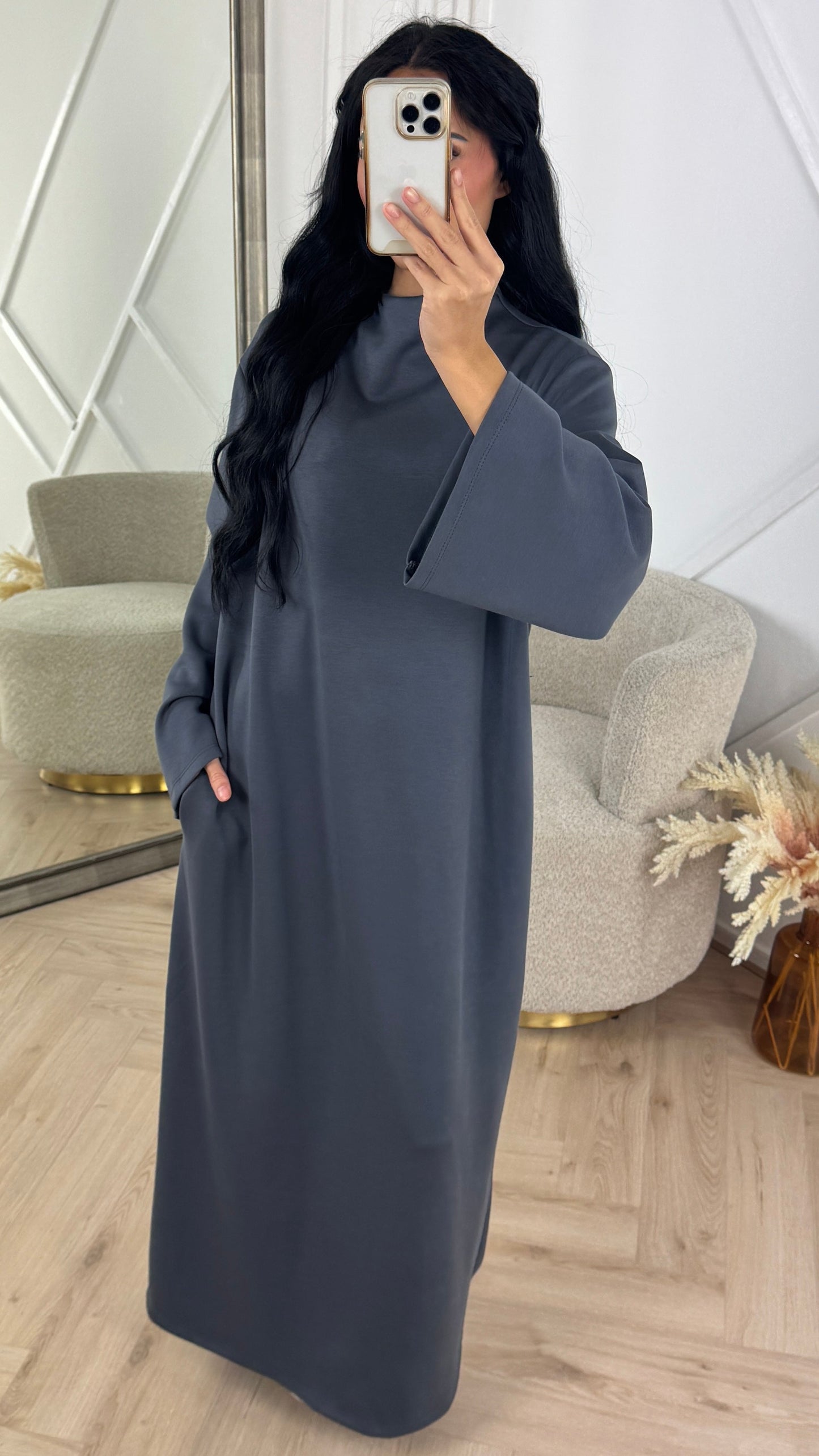 Zusila | Minimalistische Maxikleid mit weiten Ärmeln