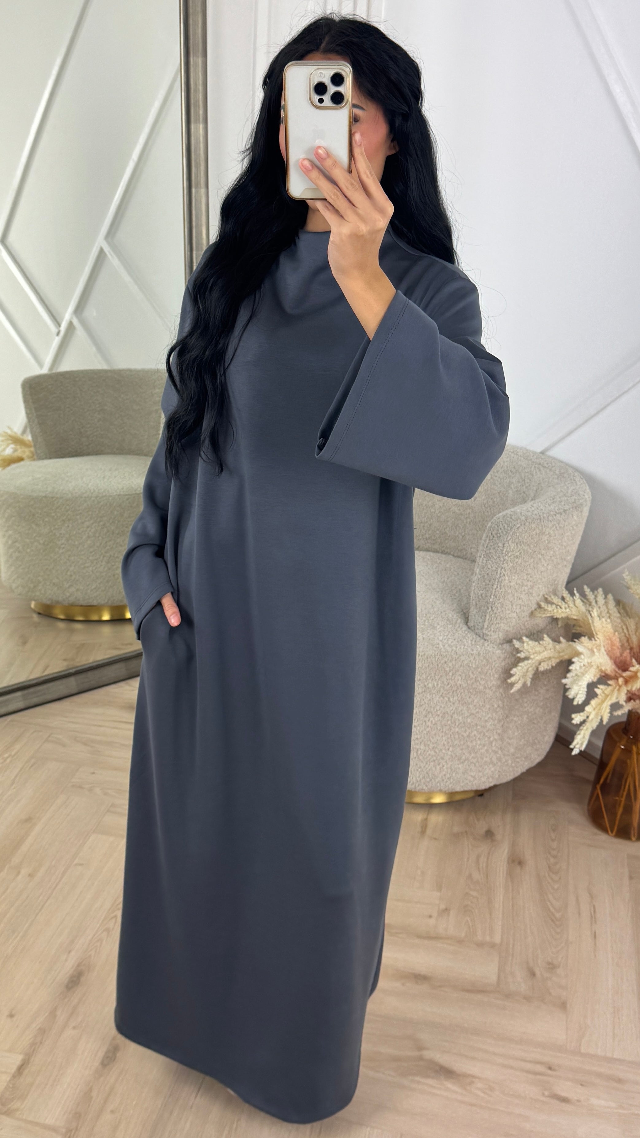 Zusila | Minimalistische Maxikleid mit weiten Ärmeln