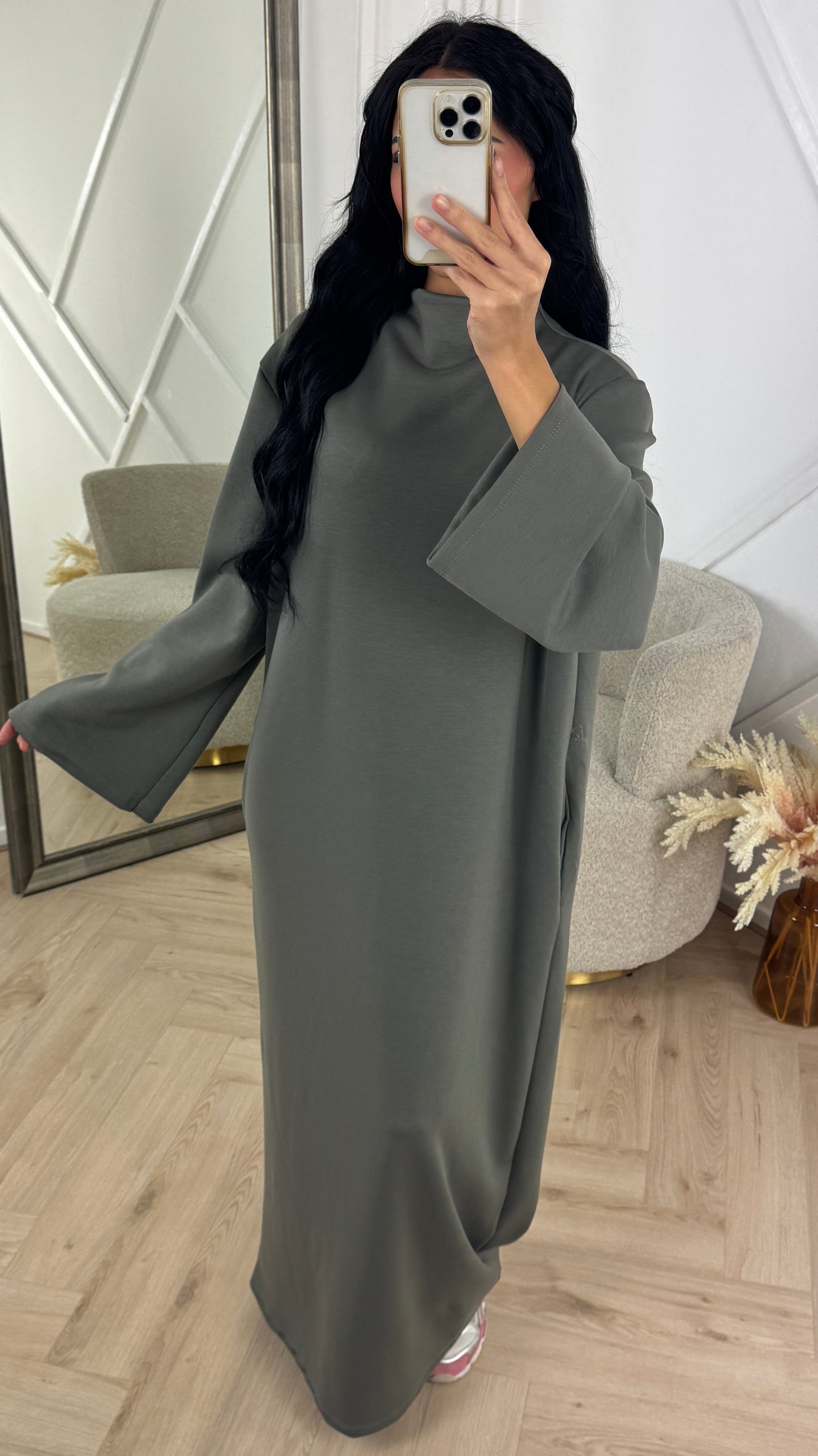 Zusila | Minimalistische Maxikleid mit weiten Ärmeln