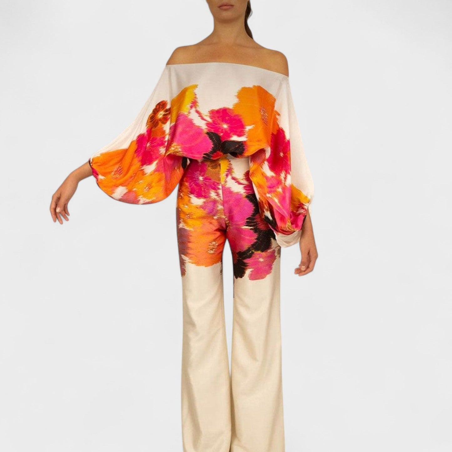 Audi | Schulterfreies Oberteil und Hose mit weitem Bein und frechem Print