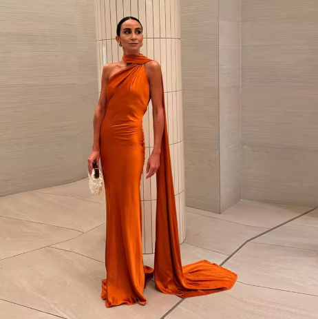 Milani | Zeitloses Maxikleid mit fließendem Umhang