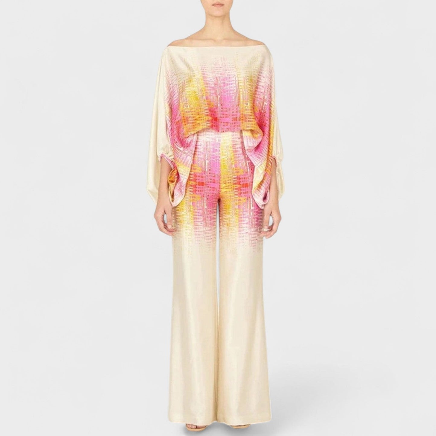 Audi | Schulterfreies Oberteil und Hose mit weitem Bein und frechem Print