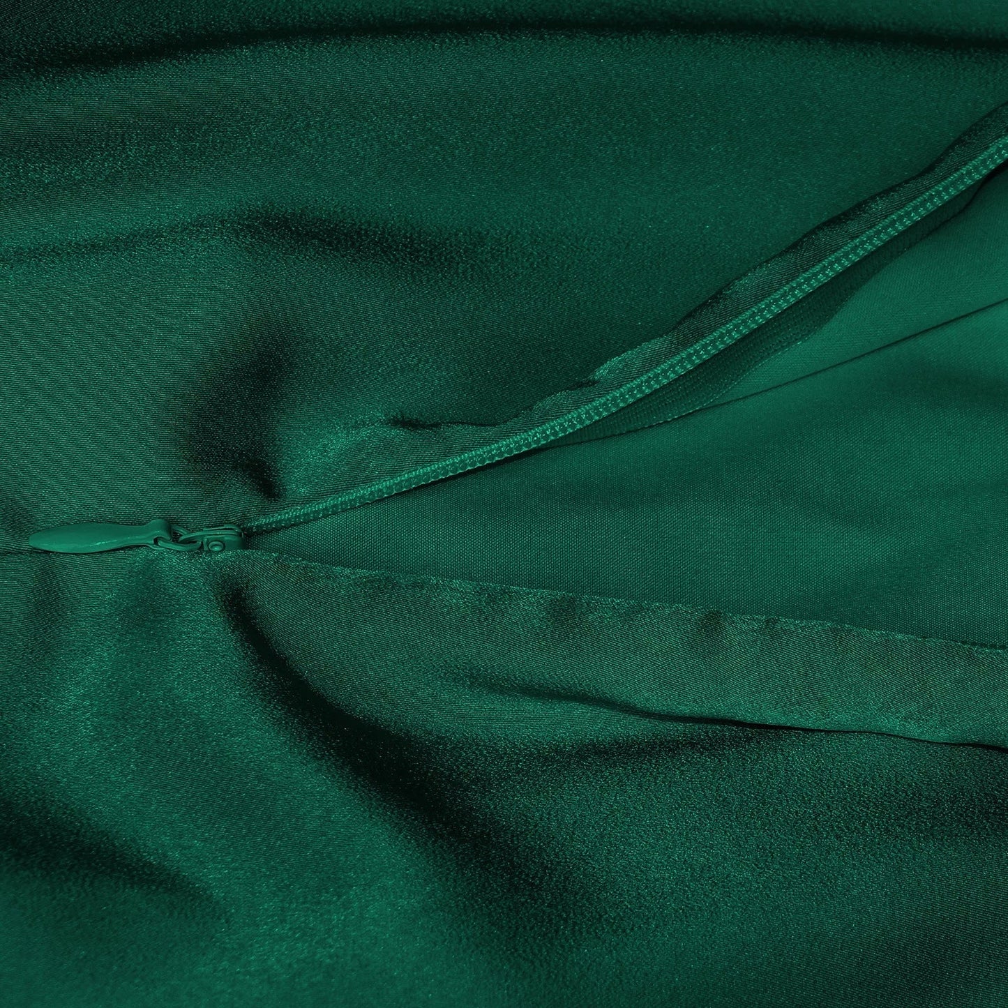 Rochelle | Feminines Satin-Kleid mit Neckholder-Ausschnitt