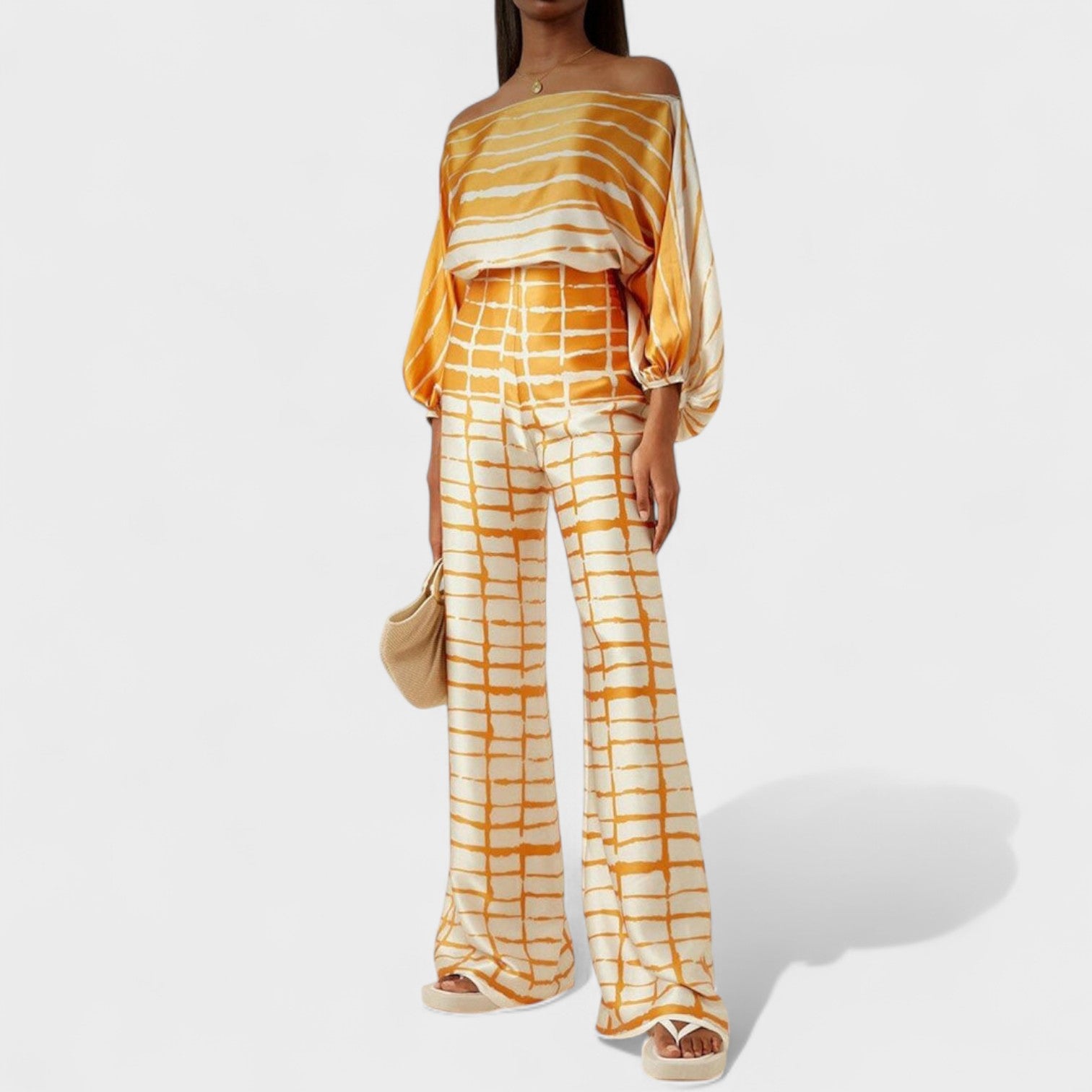 Audi | Schulterfreies Oberteil und Hose mit weitem Bein und frechem Print