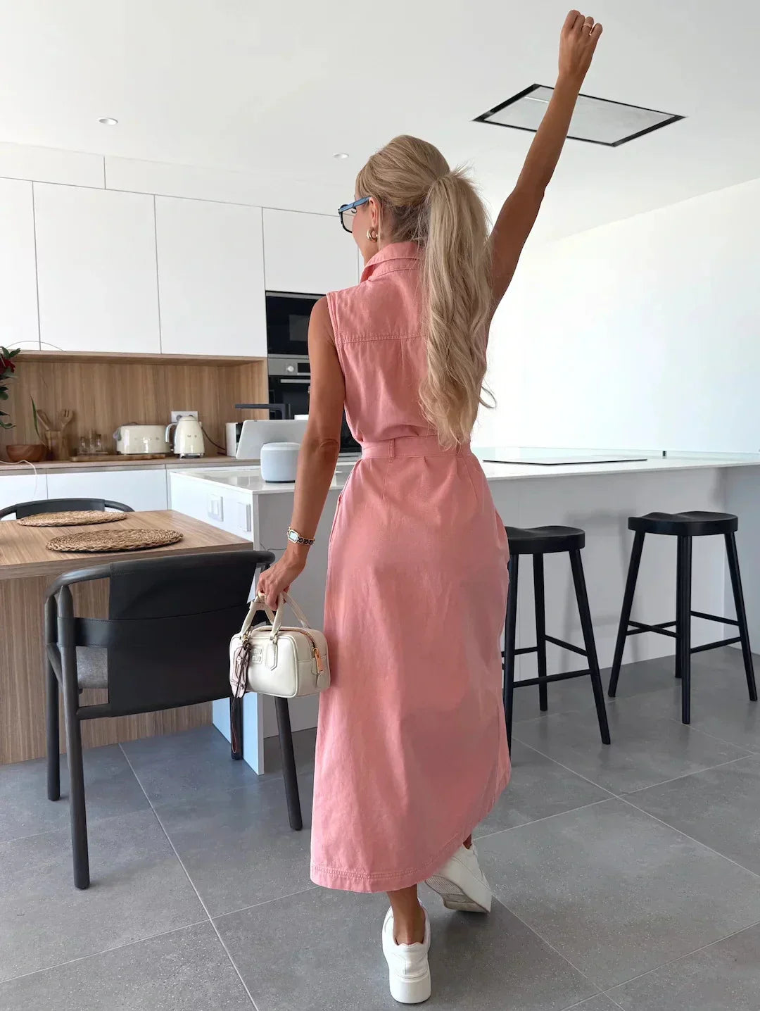 Isbel | Ärmelloses Kleid mit Bindegürtel aus Denim