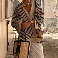 Soraya | trendiges Damenhemd, Streifen im Kontrastdesign.