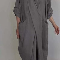 Aiya | Elegantes minimalistisches Kleid mit Tasche und V-Ausschnitt