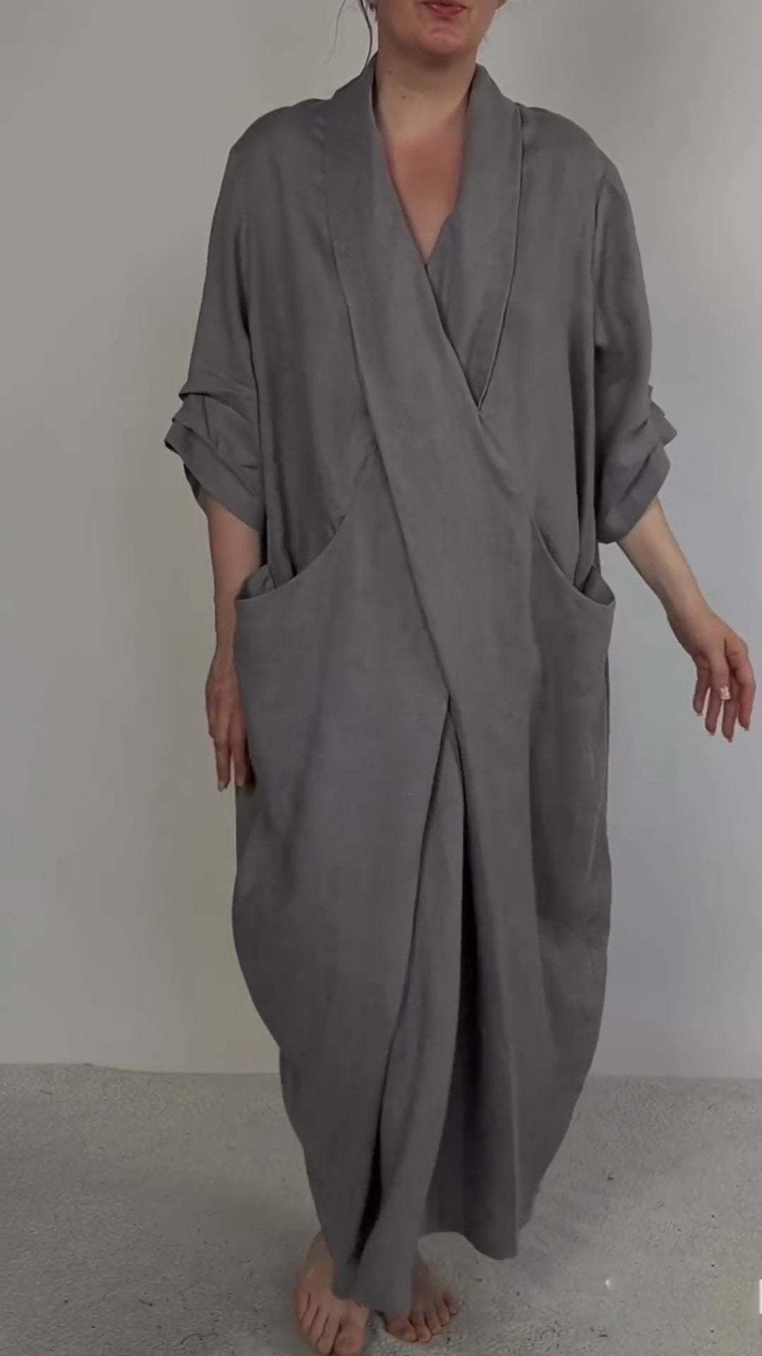 Aiya | Elegantes minimalistisches Kleid mit Tasche und V-Ausschnitt