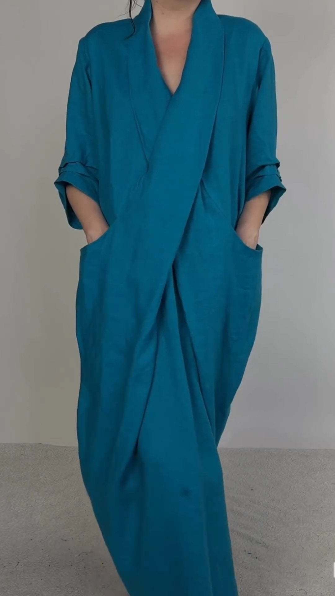 Aiya | Elegantes minimalistisches Kleid mit Tasche und V-Ausschnitt