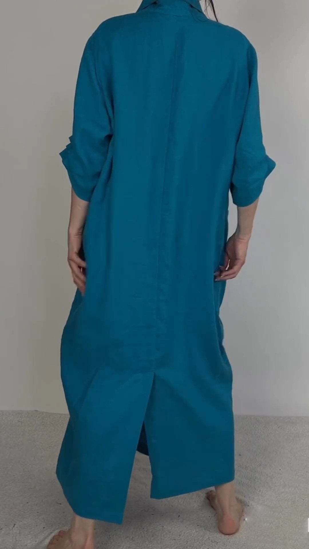 Aiya | Elegantes minimalistisches Kleid mit Tasche und V-Ausschnitt