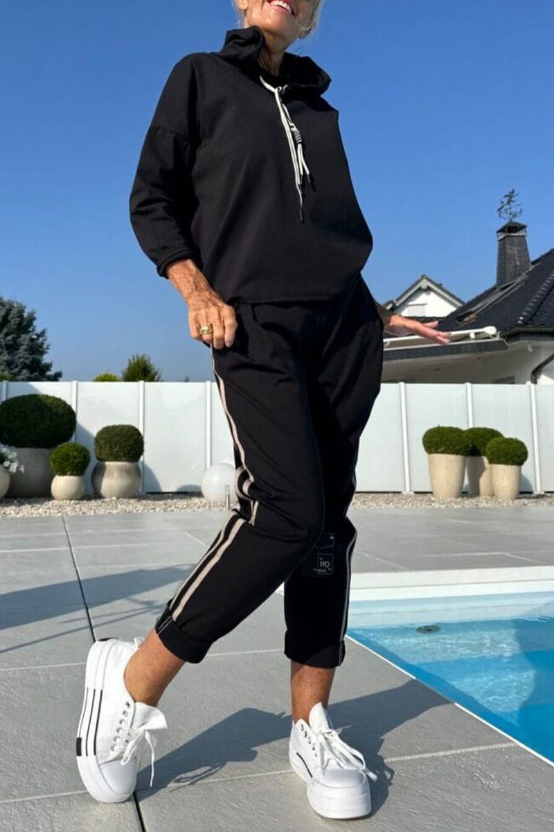 Lucia | gemütliches Damen-Set, Kapuzenpullover kombiniert mit gestreifter Hose.