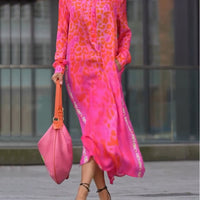 Kia | Langarmkleid mit Schlitz und Leo-Print