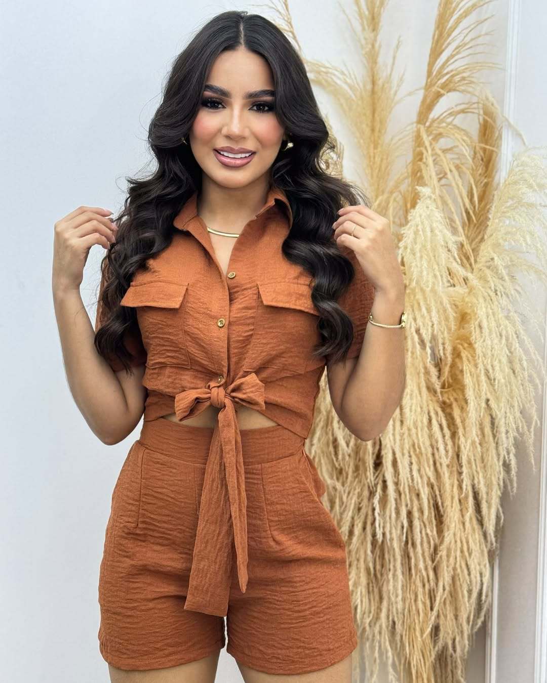 Oriya | Top mit Krawattenkragen und strukturierte Shorts