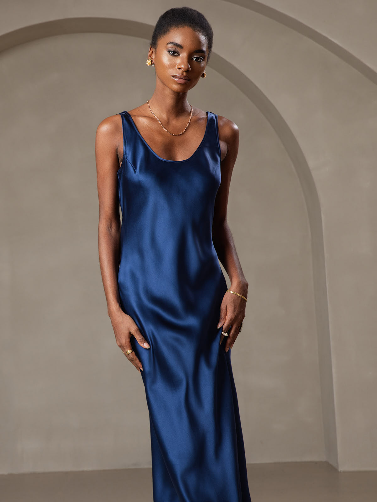 Aliya | langes ärmelloses Kleid aus reiner Seide