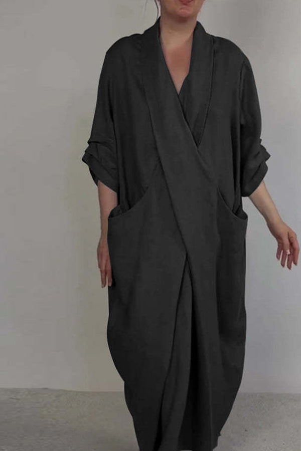 Aiya | Elegantes minimalistisches Kleid mit Tasche und V-Ausschnitt