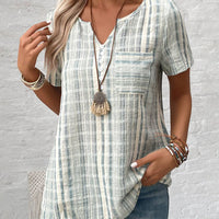 Khloe | Lässiges V-Ausschnitt-T-Shirt mit gestreiftem Karo-Muster