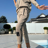 Lucia | gemütliches Damen-Set, Kapuzenpullover kombiniert mit gestreifter Hose.