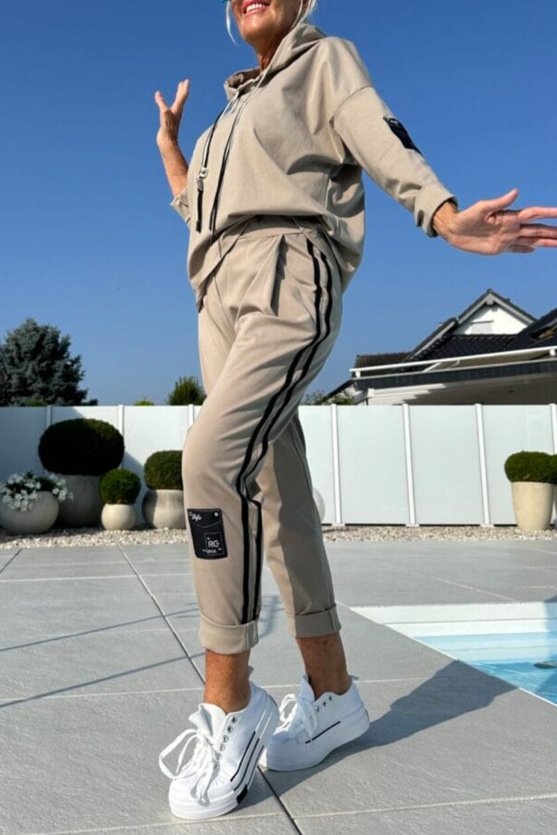 Lucia | gemütliches Damen-Set, Kapuzenpullover kombiniert mit gestreifter Hose.