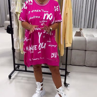 Livie | Lockeres Kleid mit Buchstabenprint