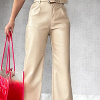 Alia | Damenhose aus Stretch-Kunstleder, mit Gürtel & stylisch