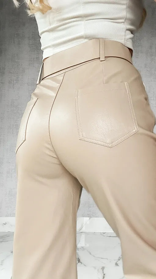 Alia | Damenhose aus Stretch-Kunstleder, mit Gürtel & stylisch