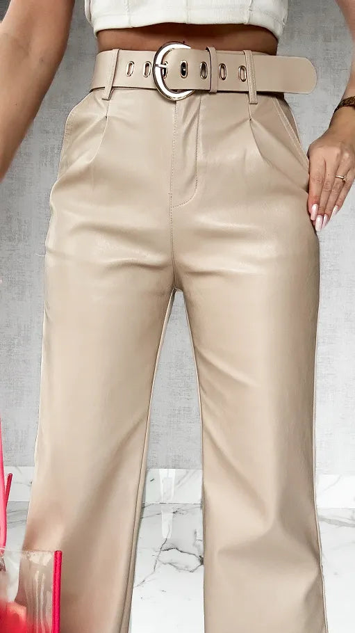 Alia | Damenhose aus Stretch-Kunstleder, mit Gürtel & stylisch