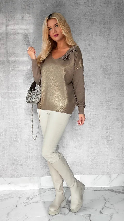 Aurelie | V-Ausschnitt-Pullover mit Goldakzent