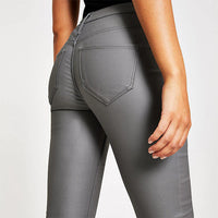 Raya | Slim Fit Stretch-Kunstlederhose mit mittlerer Taille