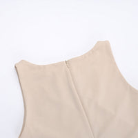 Kinah | Ärmelloses, tailliertes Minikleid mit zwei Schnallengürteln