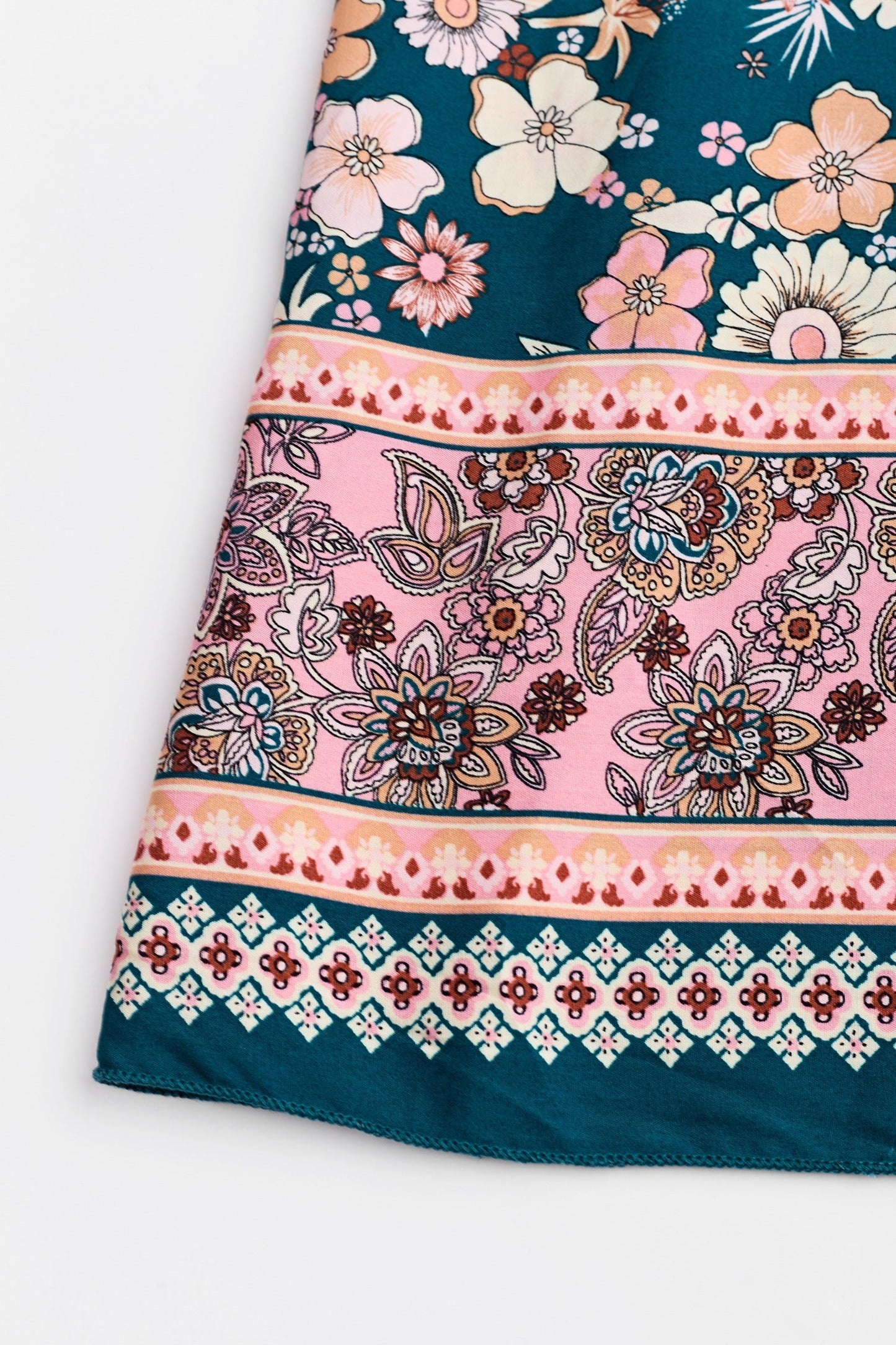 Tina | Stilvolles blumiges Maxikleid mit femininer Smokarbeit