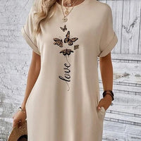 Hadlee | bequemes T-Shirt-Kleid mit auffälligem Monogramm und Fledermausflügeln