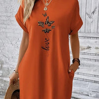 Hadlee | bequemes T-Shirt-Kleid mit auffälligem Monogramm und Fledermausflügeln