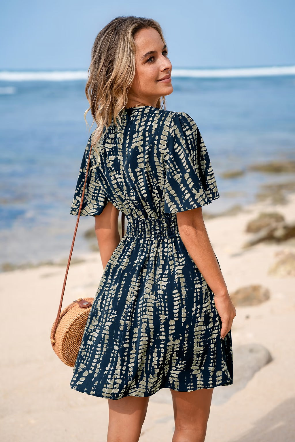 Ursula | trendiges Minikleid mit tiefem Ausschnitt für den Abend