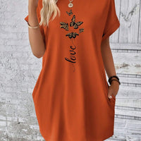 Hadlee | bequemes T-Shirt-Kleid mit auffälligem Monogramm und Fledermausflügeln