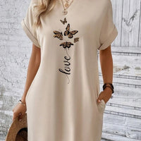 Hadlee | bequemes T-Shirt-Kleid mit auffälligem Monogramm und Fledermausflügeln