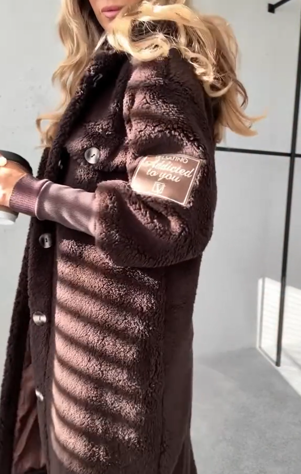 Karida | Gestreifter Plüschmantel mit Kapuze