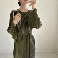 Adelheid | Zeitloses und schmeichelndes Kleid mit ausgestellten Ärmeln