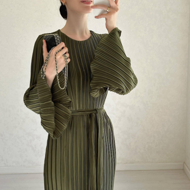 Adelheid | Zeitloses und schmeichelndes Kleid mit ausgestellten Ärmeln