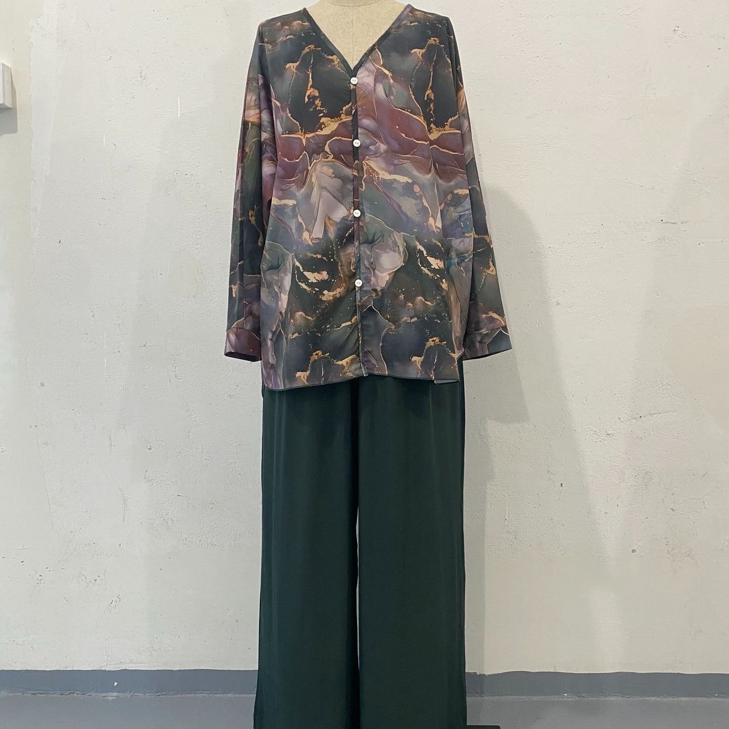 Vhelma | Lässiger Anzug im dreiteiligen Design mit V-Ausschnitt und Druck