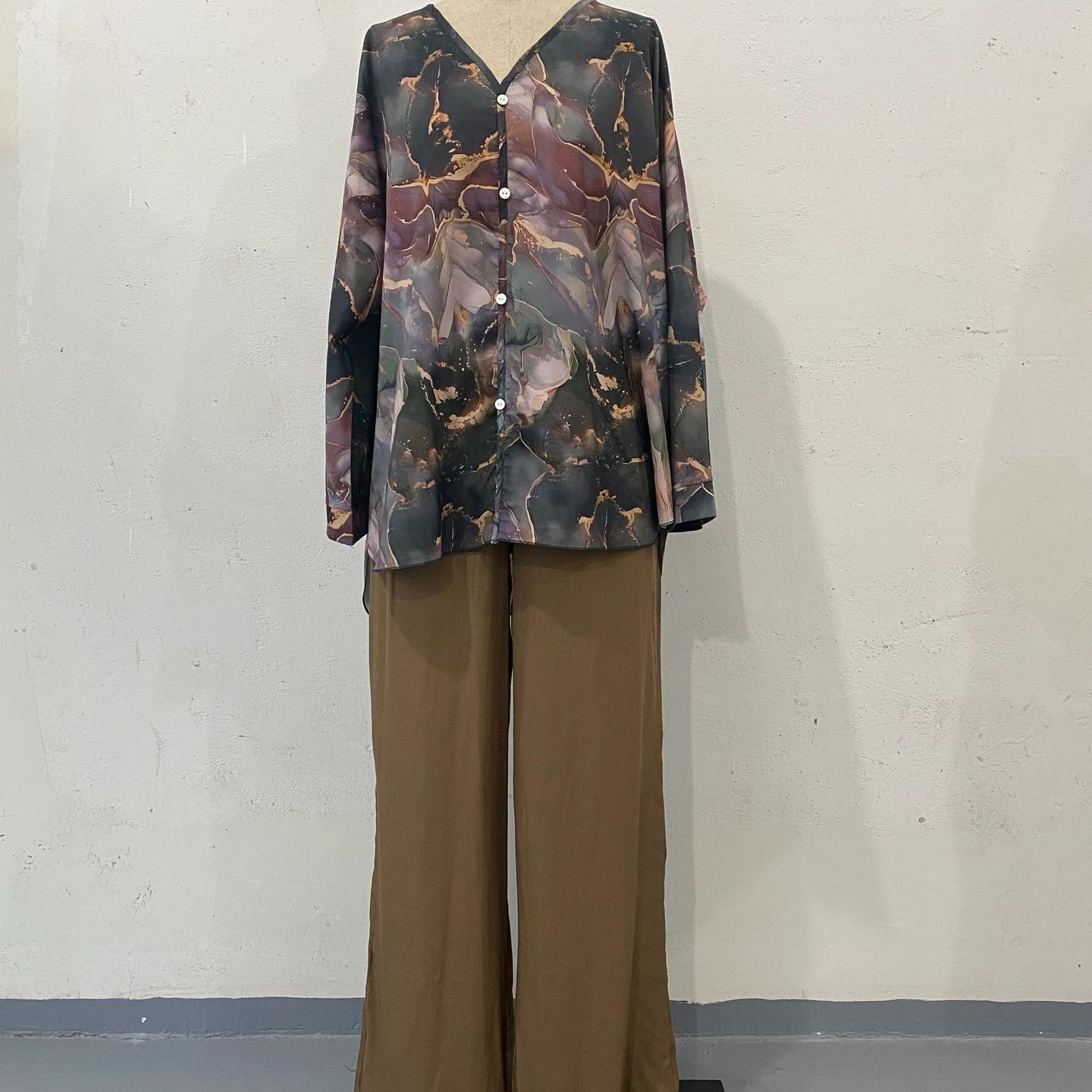 Vhelma | Lässiger Anzug im dreiteiligen Design mit V-Ausschnitt und Druck