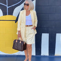 Carolin | Luftiges Set aus geblümter Jacke & Shorts