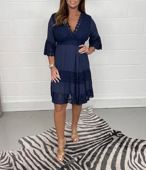 Lucia | V-Ausschnitt Bestickung