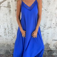 Maxene | Feminines Maxikleid mit Spaghettiträgern und zarter Spitze