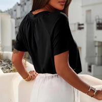 Livya | Schickes Top mit plissiertem V-Ausschnitt und kurzen Ärmeln