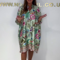 Debie | Bequemes Blumen-Kleid mit V-Ausschnitt und Knopfleiste vorne