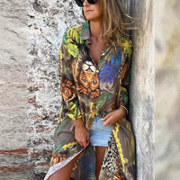 Precia | Elegantes langärmliges Kleid mit offenem Revers und floralem Print