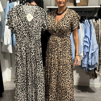 Wanda | feminines langes Kleid mit auffälligem Leopardenmuster